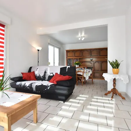 בית נופש Spacious Holiday In With Garden *